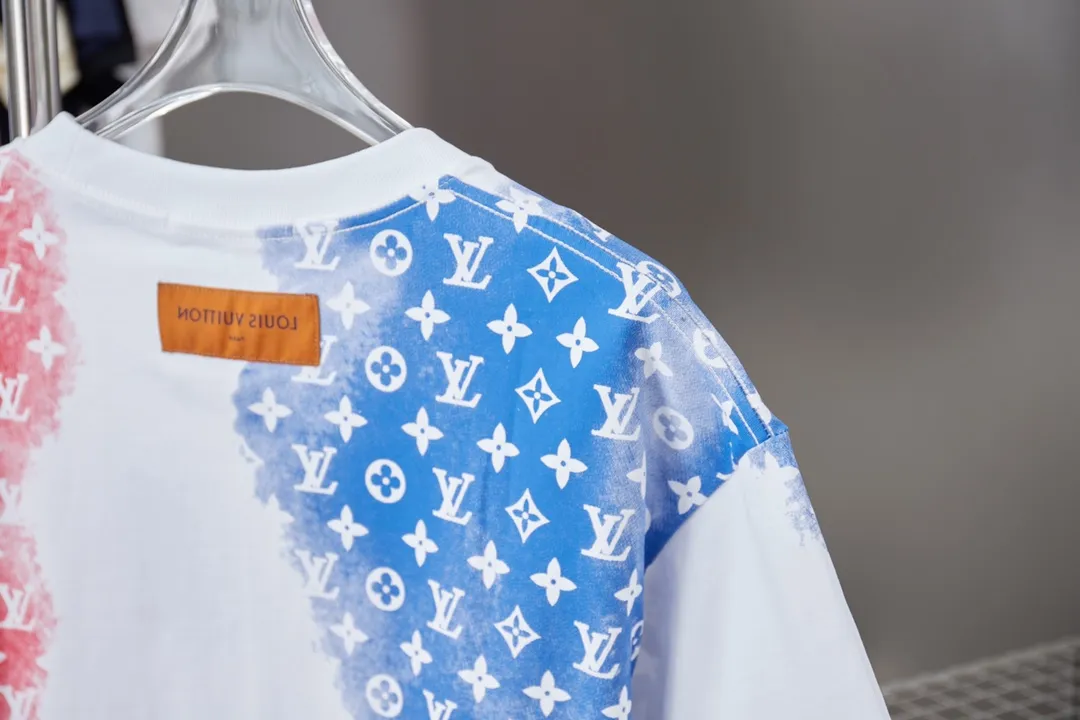 🅿️190 1V 25SS early spring new style Colorful digital LV lettering short sleeves Light luxury essential item for daily commuting for men and women Correct version Welcome to compare Detailed features · 320g 100% pure cotton double yarn jersey fabric · Special thickened 32 pieces of double-strand 1X1 thread in the same cylinder custom dyeing · Positioned color digital LV lettering printing · Double needle stitching and cross-stitching technology · Original main mark, washed tag, brand moisture-proof paper packaging Color: black/white Size: S/M/L/XL
